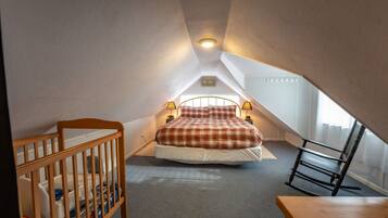 3 dormitorios, tabla de planchar con plancha, cuna de viaje