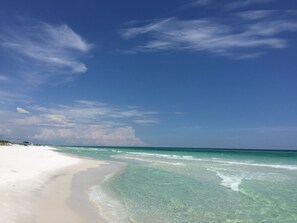 Ein Strand mit klarem türkisblauem Wasser und einem sandigen Ufer.