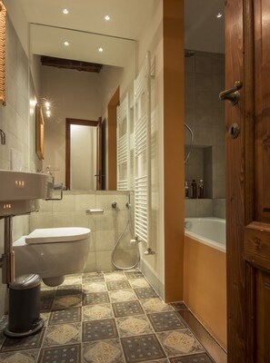 Duschwanne, Haartrockner, Bidet, Handtücher