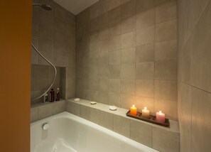 Combined shower/bathtub, hair dryer, bidet, towels