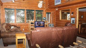 Smart TV, reproductor de DVD, futbolito y libros