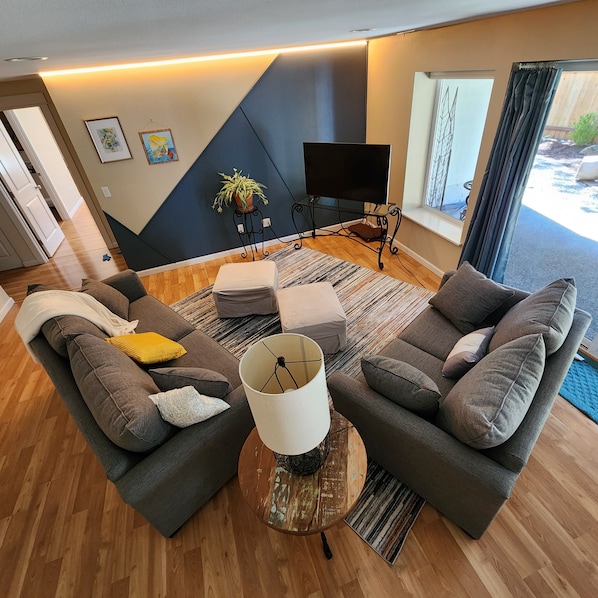 Smart TV, fireplace, Netflix, streaming services