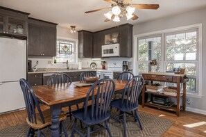 Fridge, microwave, oven, stovetop - Mountain Ridge Cottage – A Peaceful Retreat with Expansive Mountain Views (Hendersonville)