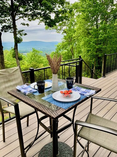 Mountain Ridge Cottage – A Peaceful Retreat with Expansive Mountain Views