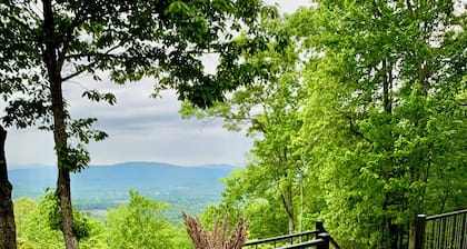 Mountain Ridge Cottage – A Peaceful Retreat with Expansive Mountain Views