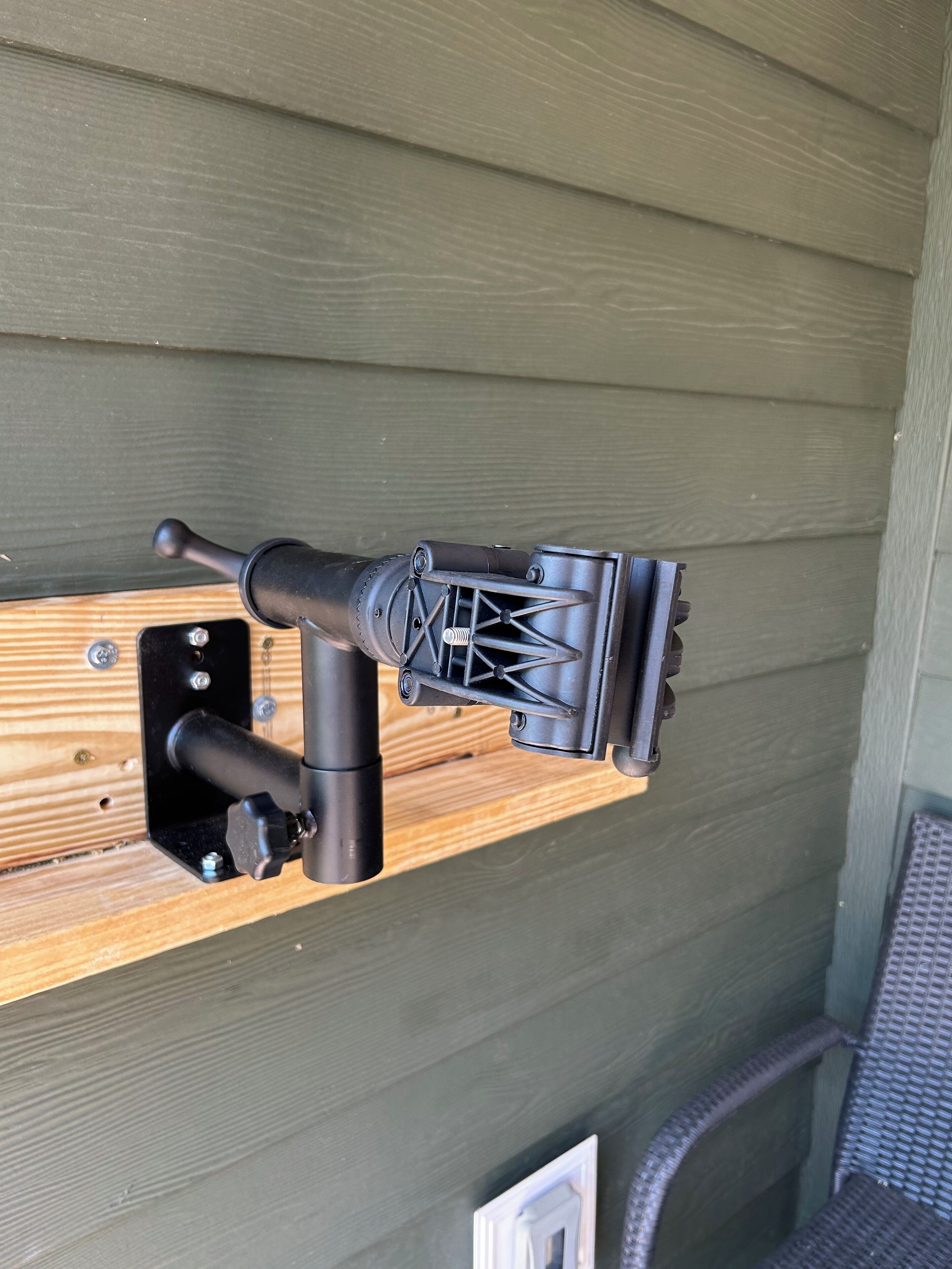 Une arme à feu fixée au mur, dotée d’une détente et d’un chargeur.