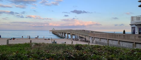 Perto da praia, espreguiçadeiras, toalhas de praia 