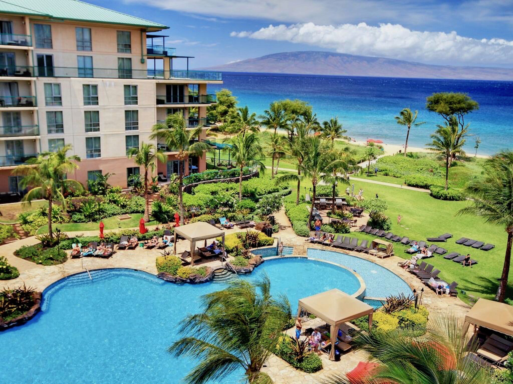 Een buitenzwembad en een verwarmd zwembad