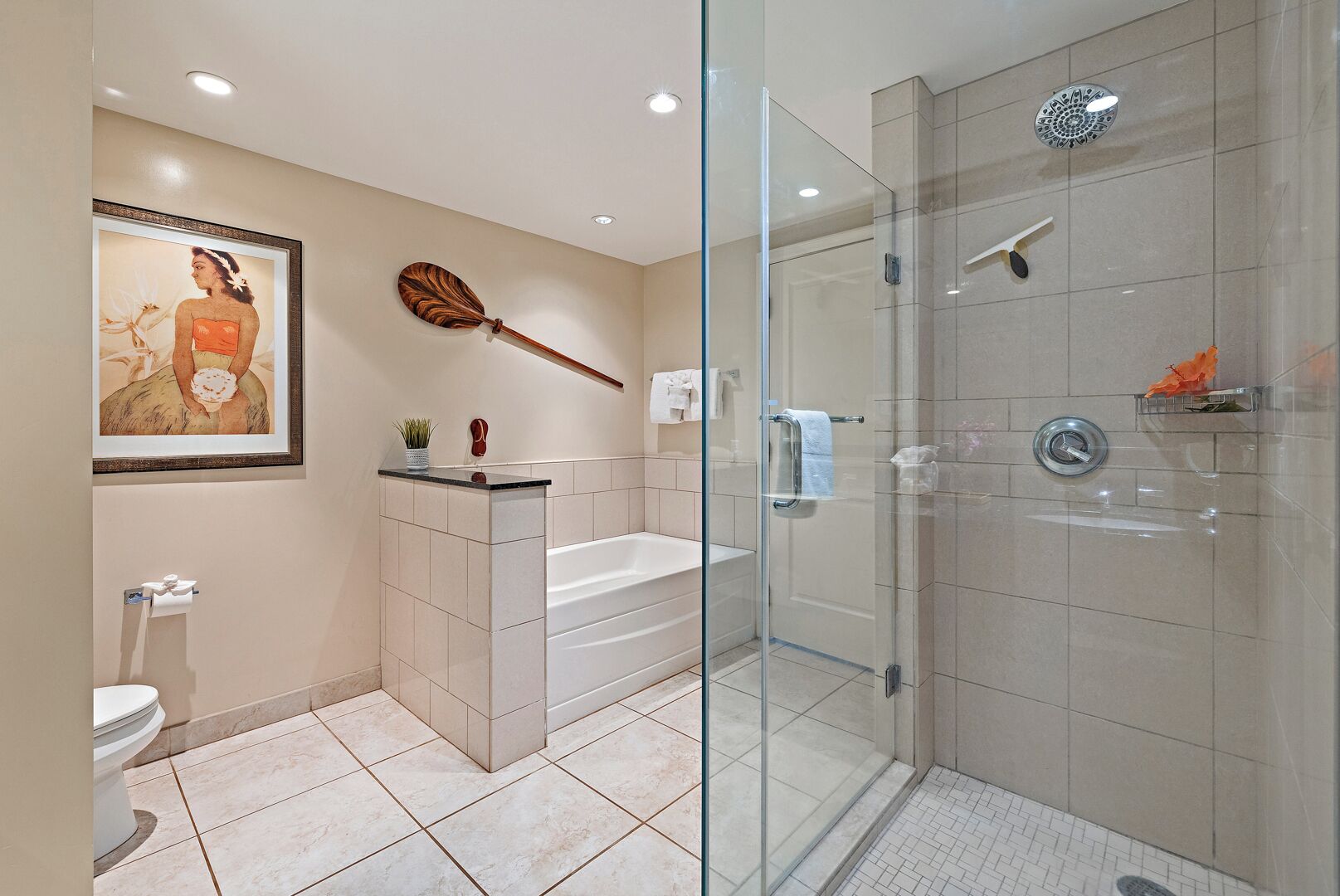 Une salle de bain moderne avec une douche à parois de verre, une baignoire sur pieds et des toilettes.