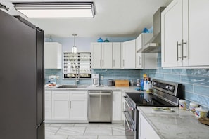 Frigorífico, microondas, horno y placa de cocina