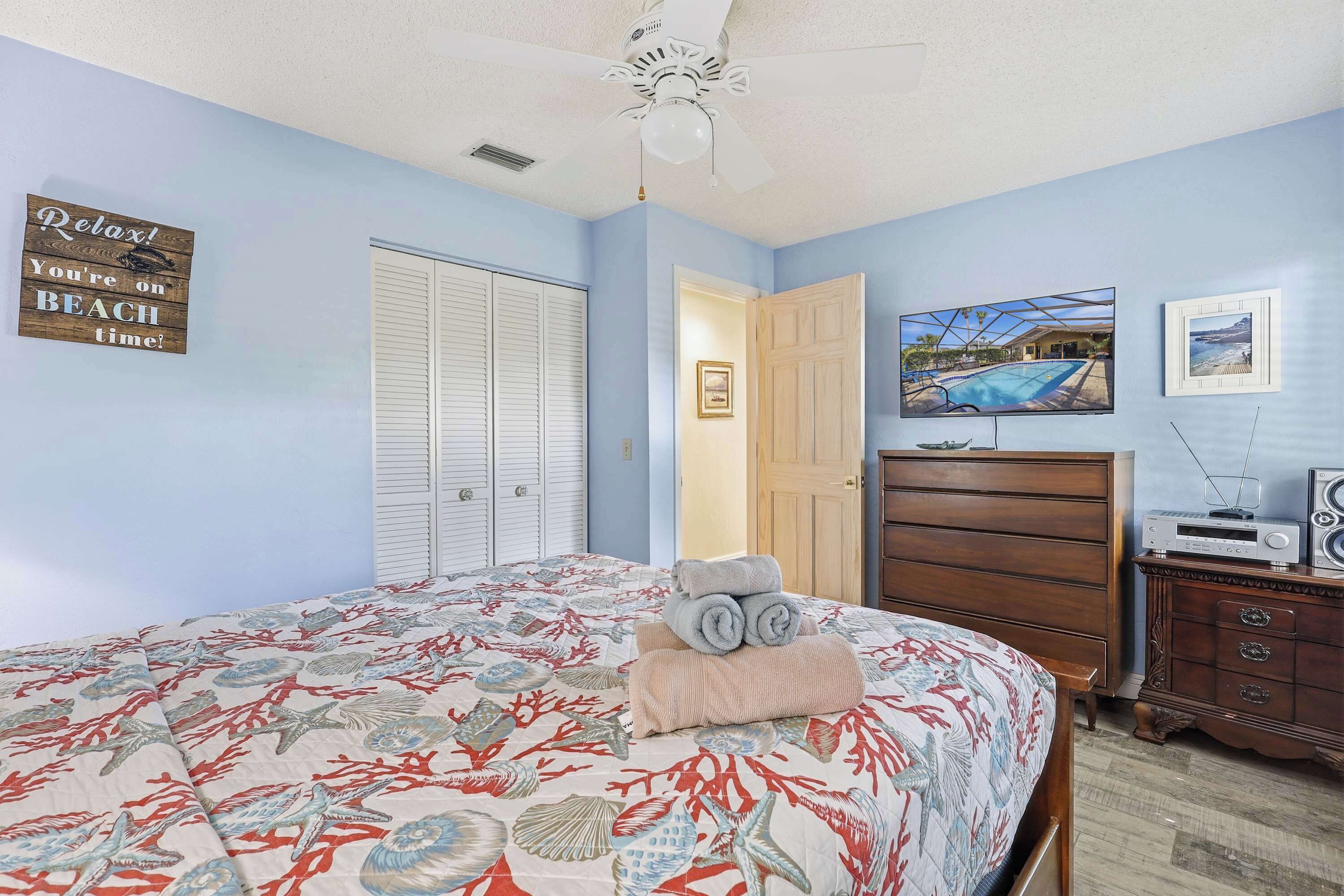 3 bedrooms, desk, iron/ironing board, travel crib
