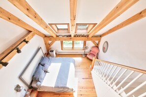 5 bedrooms, iron/ironing board, WiFi, bed sheets