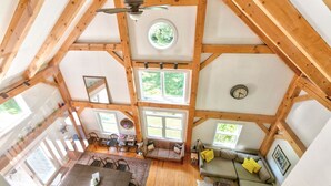 Fernseher, Kamin, DVD-Player, Bücher