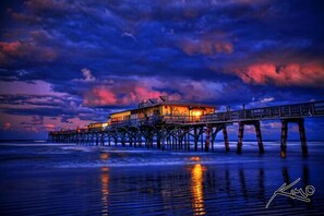 On the beach - Oceanfront Condo-Non-Driving Beach-Pool-Free Wifi/Parking-Bikes-Beach Equipment. (Daytona Beach)