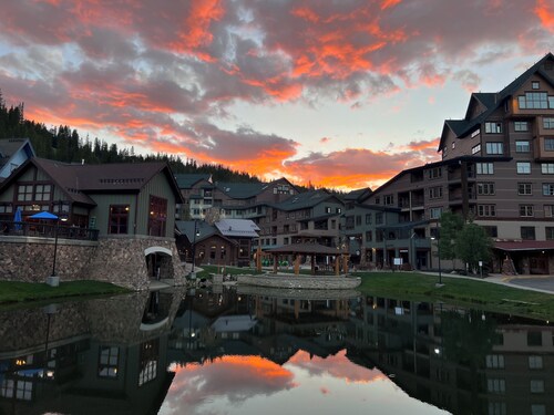 Zephyr Mtn Lodge Slopeside - True ski-in / ski-out at WP base - many UPGRADES