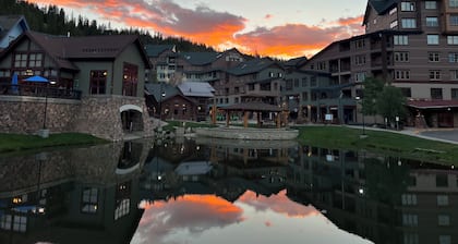 Zephyr Mtn Lodge Slopeside - True ski-in / ski-out at WP base - many UPGRADES