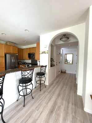 Réfrigérateur, four à micro-ondes, un four, surface de cuisson