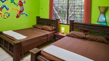 3 habitaciones, tabla de planchar con plancha y cuna de viaje