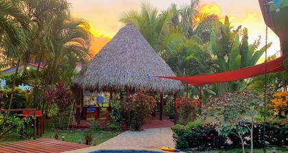 5 min. drive to Playa! 15 min. drive to Mountains, 15 min. drive to the Rivers!🇨🇷