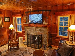 Smart TV, fireplace, books, stereo - Historic Hershey Cabin, Most 10 Star Reviews, Romantic, Just for 2, Immaculate (Lake Arrowhead)
