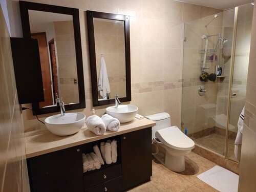 Miraflores, Next to Hilton hotel and Larco Mar, WIFI, IPTV,Luxury Condo