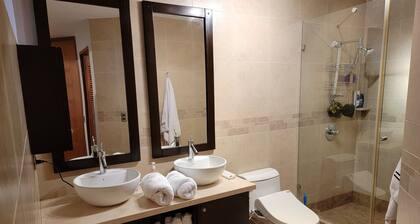 Miraflores, Next to Hilton hotel and Larco Mar, WIFI, IPTV,Luxury Condo