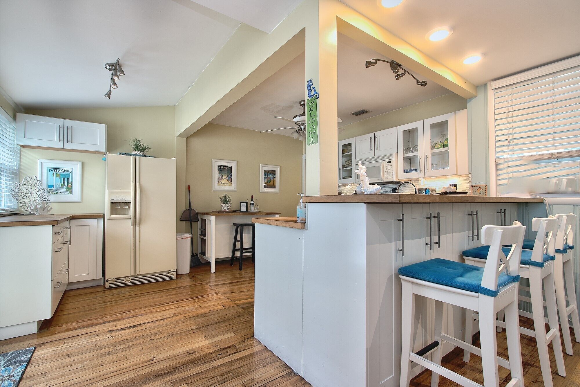 Jääkaappi, mikroaaltouuni, uuni, liesi