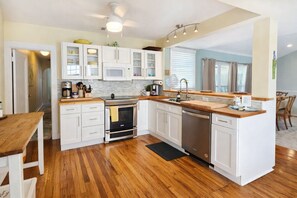 Fridge, microwave, oven, stovetop - Steps2Beach-Walk everywhere-Bikes & gear Included (St Pete BEach)