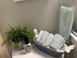 Combined shower/tub, hair dryer, towels