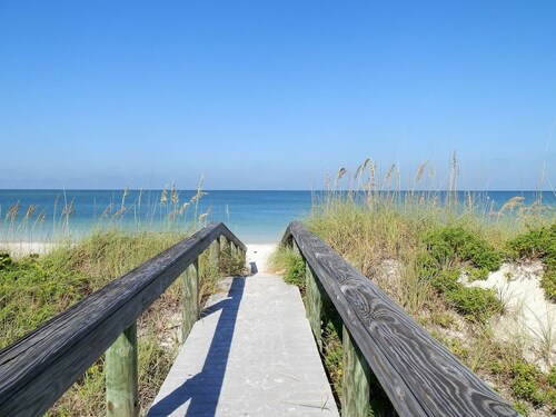Steps2Beach-Walk everywhere-Bikes & gear Included