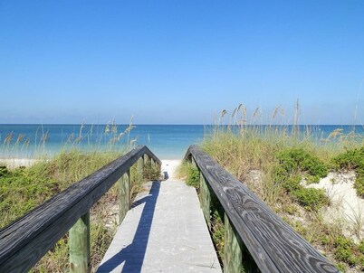 Steps2Beach-Walk everywhere-Bikes & gear Included