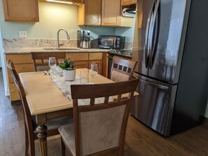 Fridge, microwave, oven, stovetop - The Garden Room Retreat: Affordable Studio Getaway (Sequim)