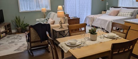 Bureau, fer et planche à repasser, Wi-Fi gratuit, draps fournis