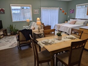 Desk, iron/ironing board, free WiFi, bed sheets - The Garden Room Retreat: Affordable Studio Getaway (Sequim)