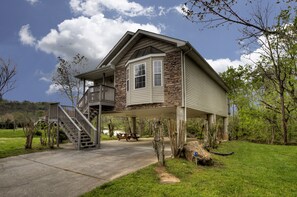 Exterior - Amy's Waterfront Blessing w/ Hot Tub, Arcade , & Fishing 2 King Master Suites (Pigeon Forge)