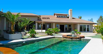 Lisensoitu Luxury Modern Estate, Amazing Strip Views! Mins to Strip, yleissopimus