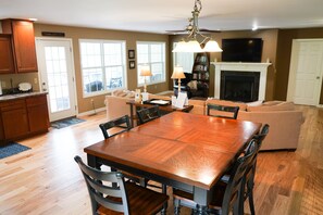 Dining - Lakin' Memories- Large Waterfront Home on KY Lake Perfect for Family Gatherings (Gilbertsville)