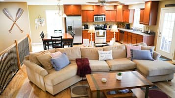 Smart TV, fireplace, Netflix, Hulu
