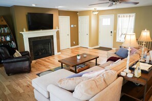 Smart TV, fireplace, Netflix, Hulu