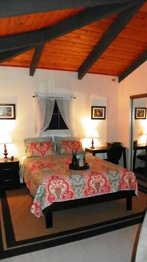 Memory-foam beds, iron/ironing board, free WiFi, bed sheets - Secluded ~ Centrally Located ~ Huge Lanai ~ Onsite Owner (Keaau)