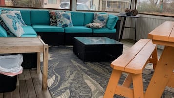 TV connectée, cheminée, lecteur de DVD, livres