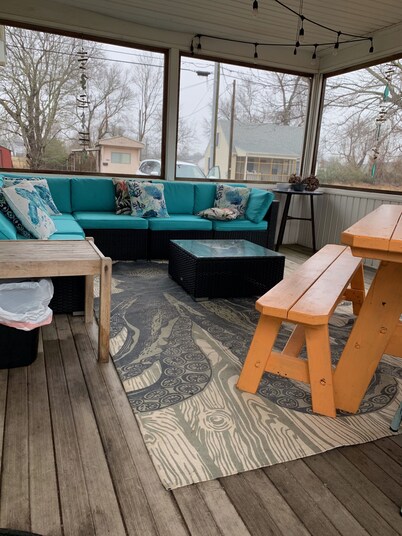 Duck's Delight - Pet friendly rentals within walking distance to Maddox Blvd!