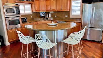 雪櫃、微波爐、焗爐、爐具