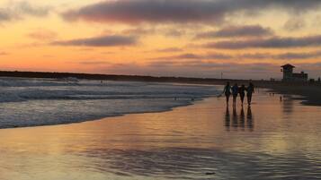 在海灘附近、躺椅、沙灘巾