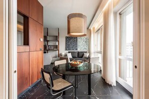 Smart-TV, bøker, musikkbibliotek og stereoanlegg