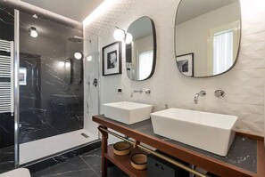 Douche, sèche-cheveux, serviettes fournies, savon