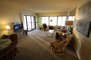 Téléviseur connecté, lecteur de DVD, livres, sélection de films