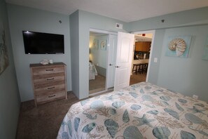 2 chambres, fer et planche à repasser, lit de bébé portatif