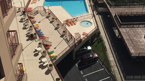 Ein Pool auf dem Dach mit Blick auf Strand und Meer.