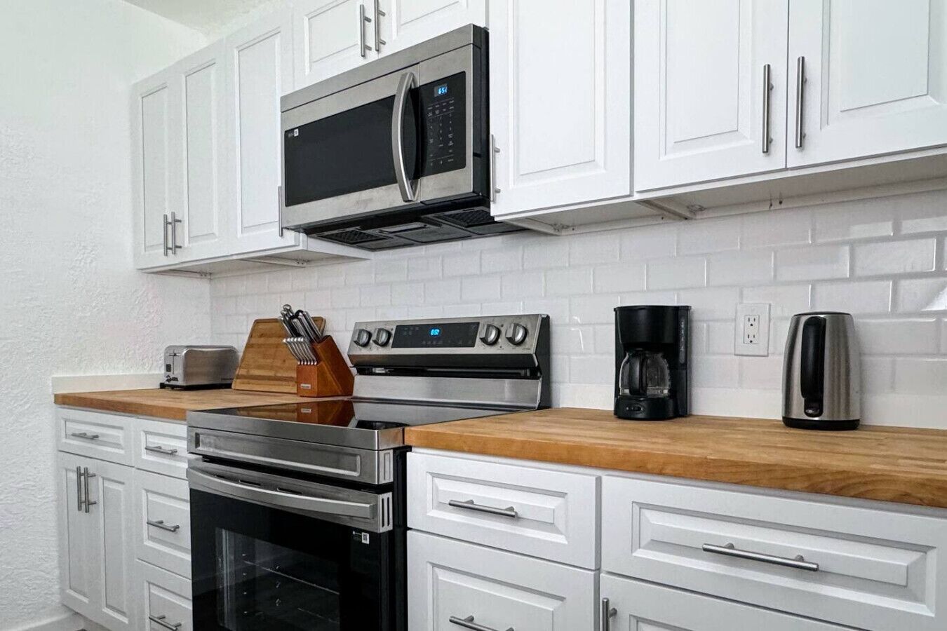 Kjøleskap, mikrobølgeovn, ovn og kokeplater